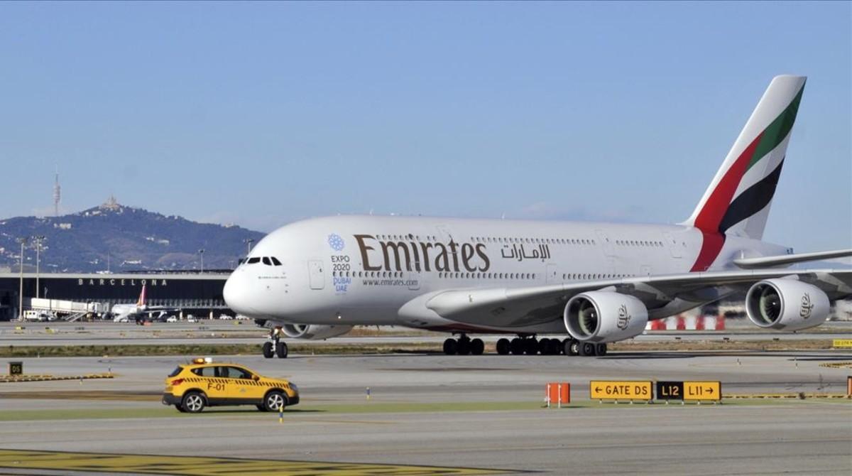 Un A380 de Emirates en el aeropuerto de Barcelona. 