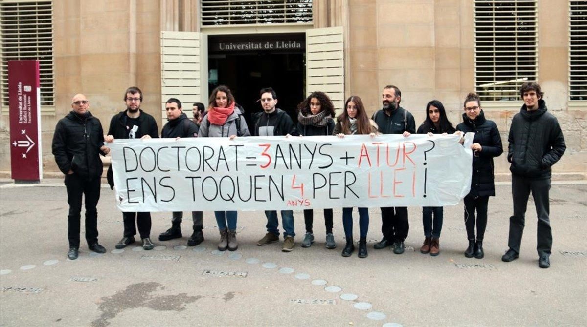 Algunos doctorandos de la UDL protestan contra el programa formativo. Algunos doctorandos de la UDL protestan contra el programa formativo.