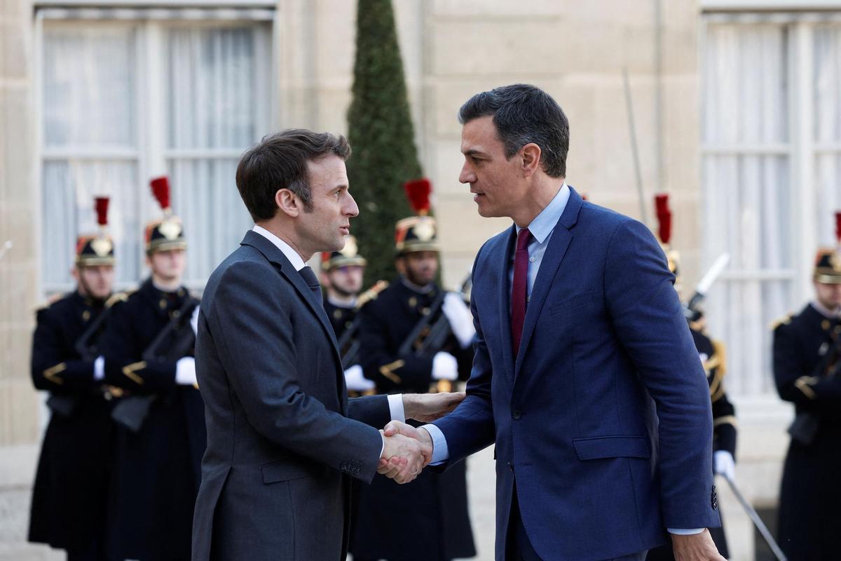 Sánchez logra el respaldo de Macron para impulsar una reforma eléctrica europea