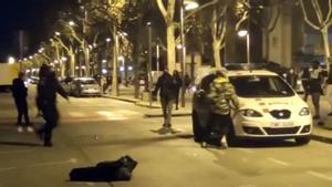 Ataque de un grupo de jóvenes a una patrulla de los Mossos en Pallejà