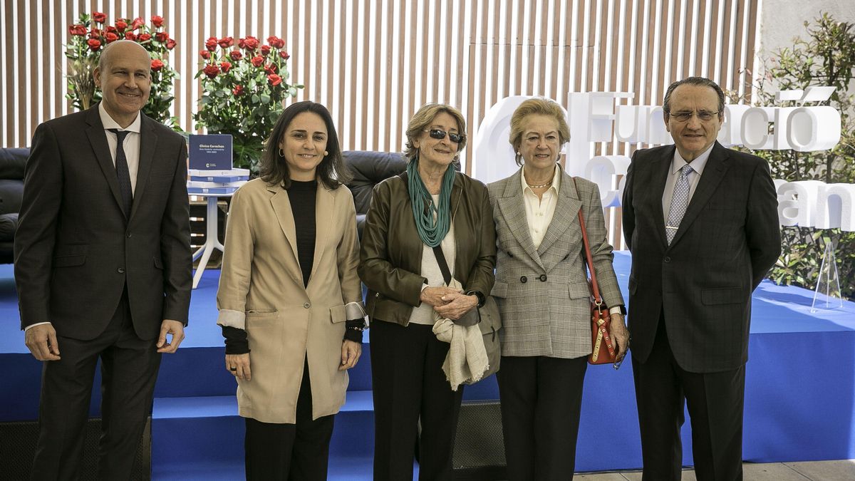 De izquierda a derecha, Genís Sinca, Arantxa Moll, Marta Corachan, Arantza Sarasola y Javier Moll, en la presentación del libro del centenario de la Clínica Corachan de Barcelona. De izquierda a derecha, Genís Sinca, Arantxa Moll, Marta Corachan, Arantza Sarasola y Javier Moll, en la presentación del libro del centenario de la Clínica Corachan de Barcelona.