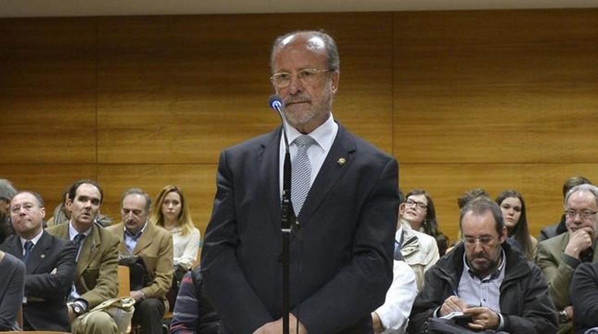 El alcalde de Valladolid, Francisco Javier León de la Riva, en el juicio por desobediencia que se celebró el pasado 27 de abril. El alcalde de Valladolid, Francisco Javier León de la Riva, en el juicio por desobediencia que se celebró el pasado 27 de abril.