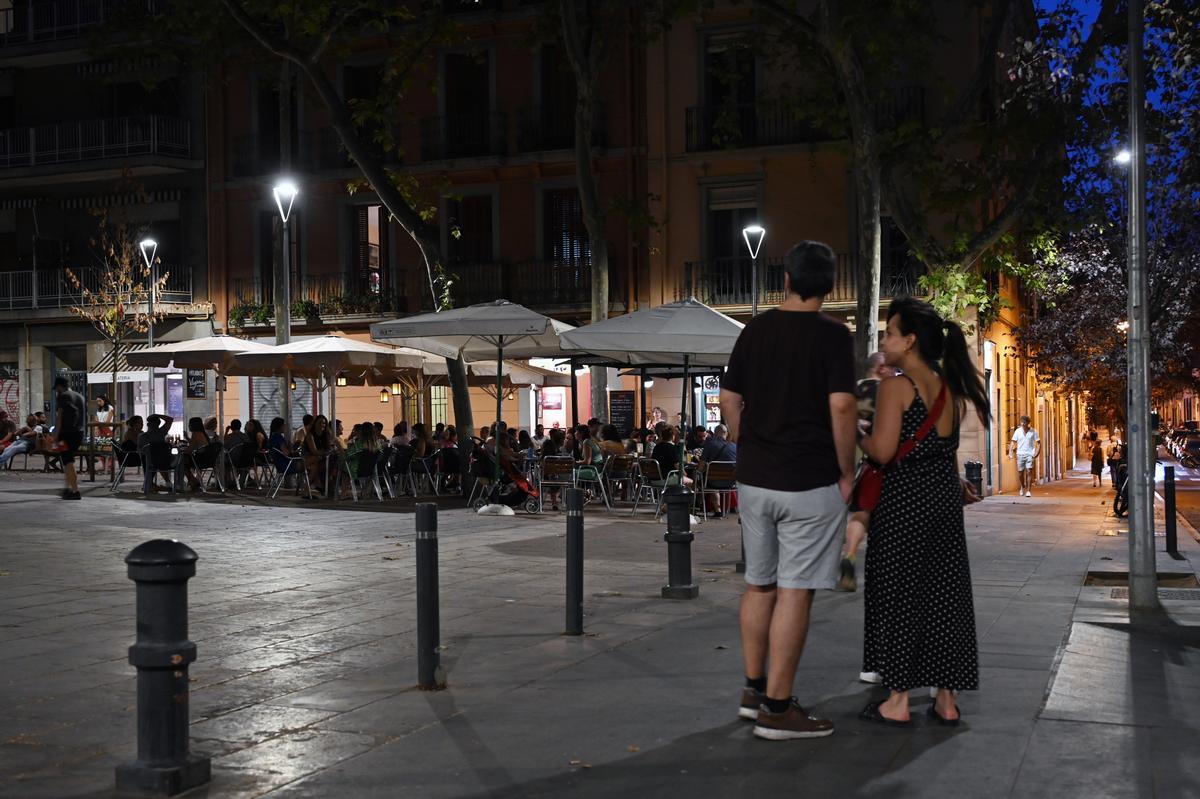 Terrazas en la plaza de la Virreina, en Gràcia, por la noche.