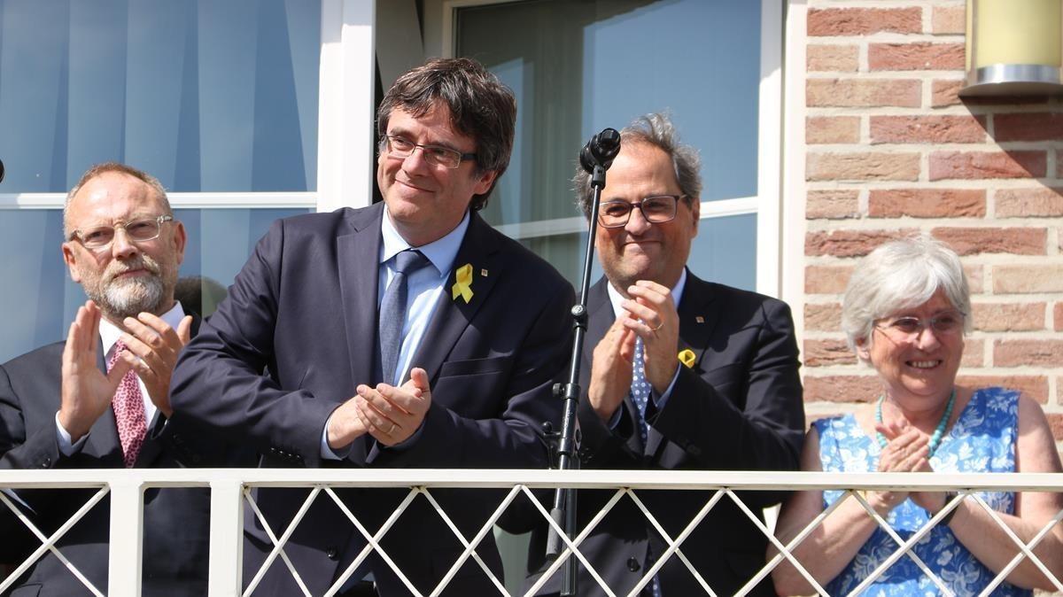 Carles Puigdemont y Quim Torra, en el balcón de la Casa de la República, en Waterloo, en Bélgica.