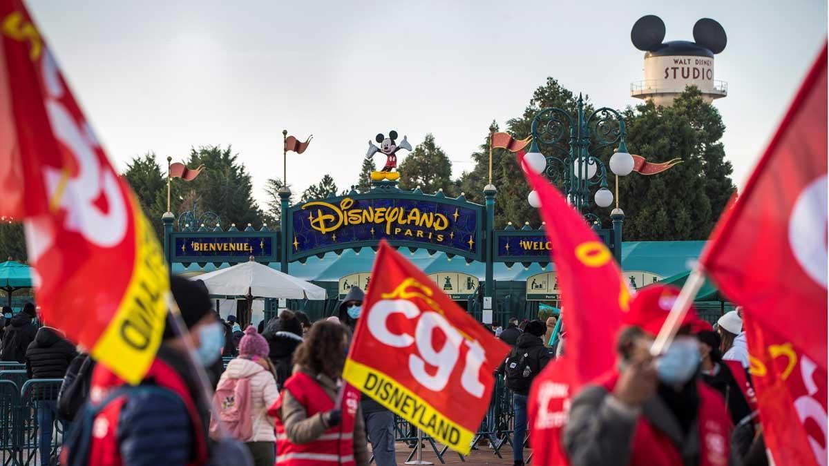Trabajadores de Disneyland París piden mejores condiciones laborales.