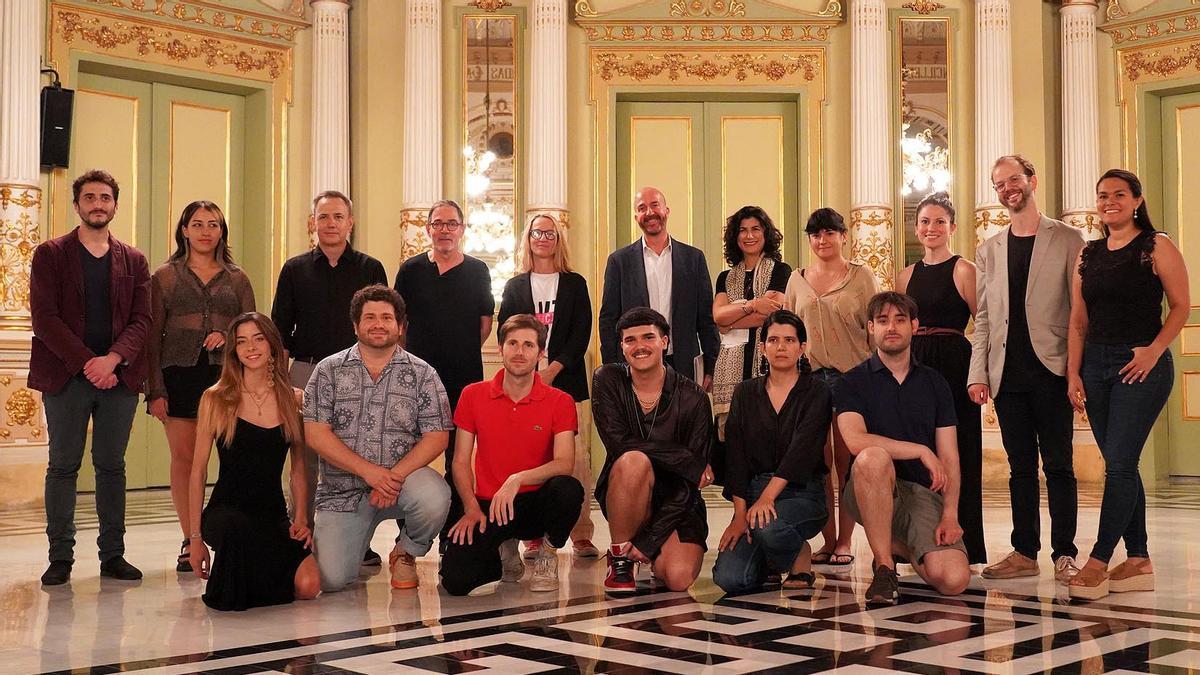 El furero Àlex Ollé y Víctor Garcia de Gomar, director artístico del Liceu, en el Saló dels Miralls con los compositores, directores y escenógrafos implicados en la primera edición de Oh!pera. El furero Àlex Ollé y Víctor Garcia de Gomar, director artístico del Liceu, en el Saló dels Miralls con los compositores, directores y escenógrafos implicados en la primera edición de Oh!pera.