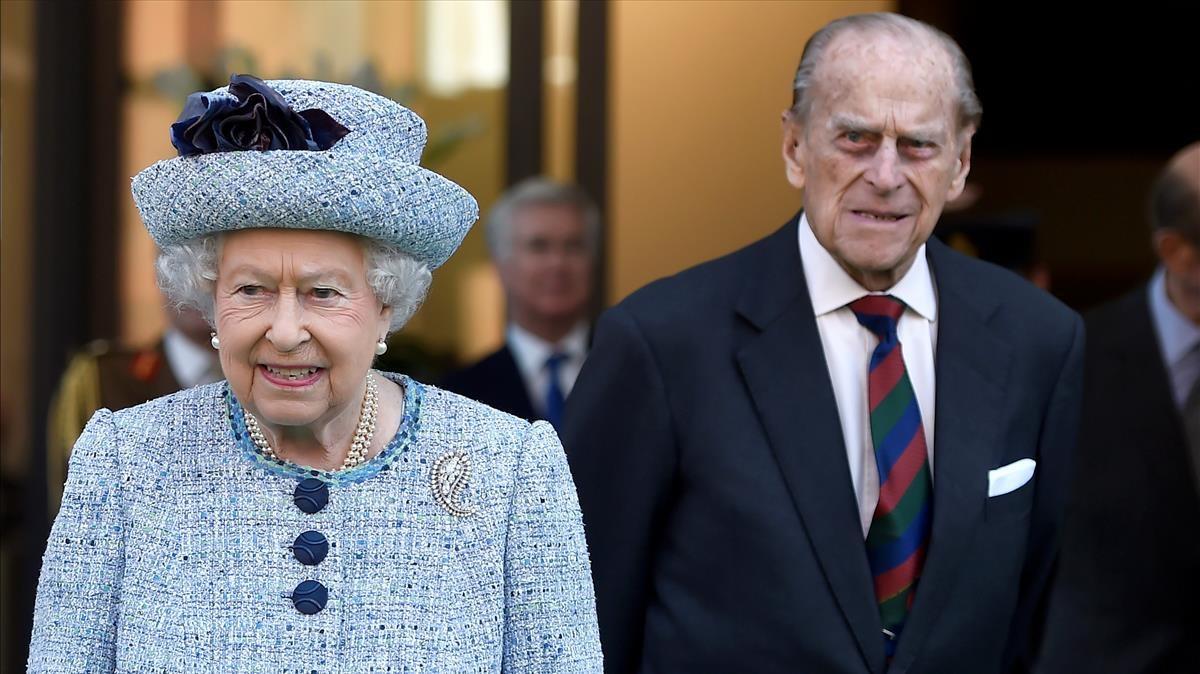 La reina Isabel II y el duque de Edimburgo durante una visita al Museo de la Armada en Londres, en 2017