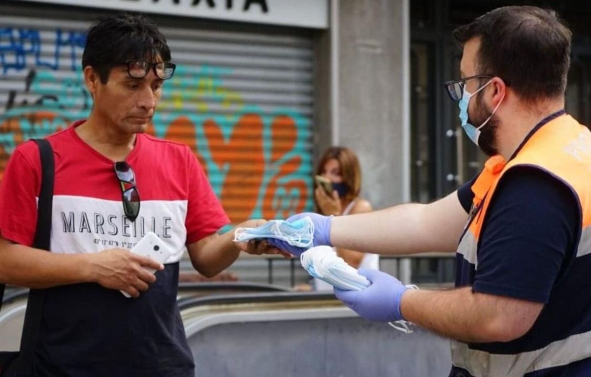 Entrega de mascarillas por parte de Protección Civil de Esplugues a un ciudadano Entrega de mascarillas por parte de Protección Civil de Esplugues a un ciudadano