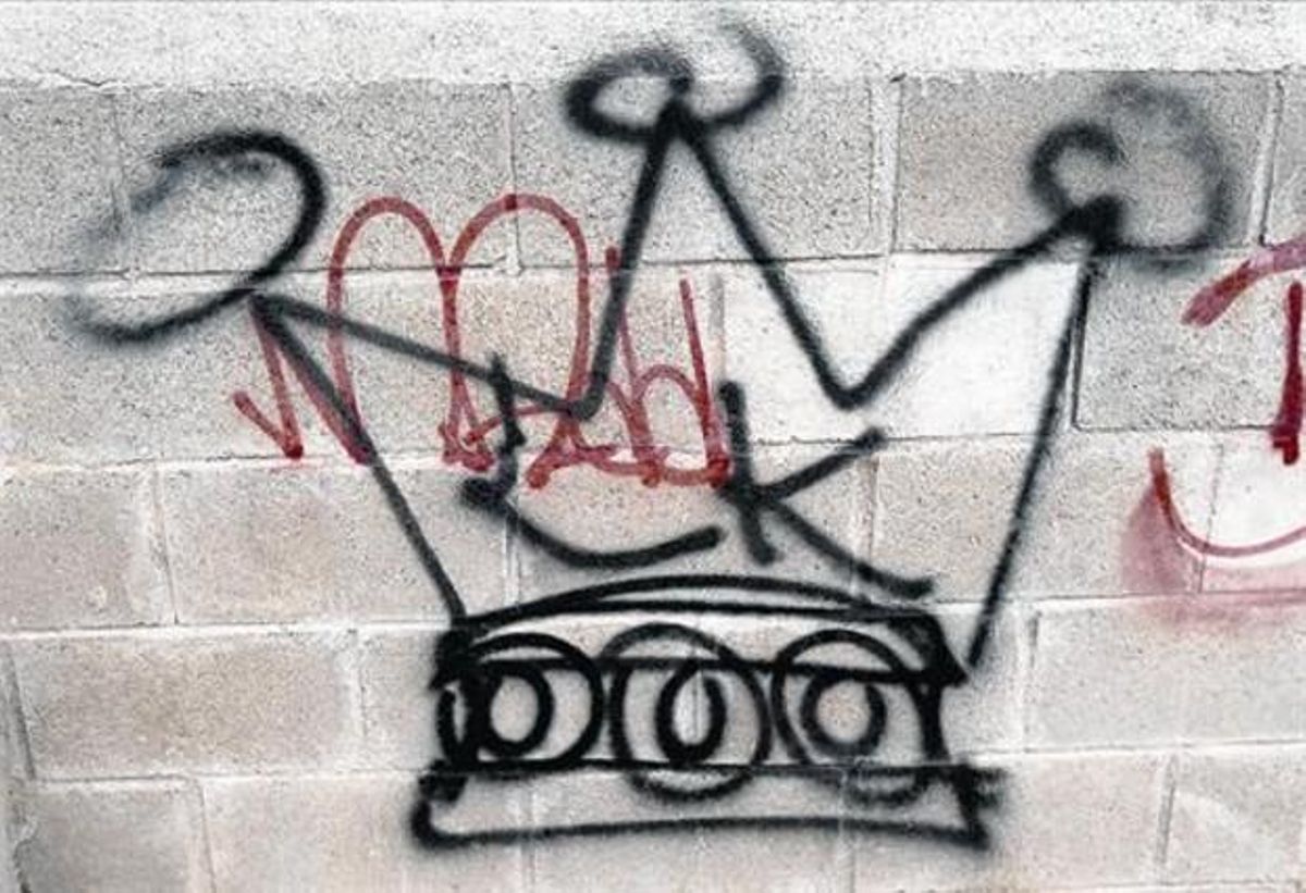 La corona, el símbolo de los Latin Kings, en una calle de L’Hospitalet. La corona, el símbolo de los Latin Kings, en una calle de L’Hospitalet.