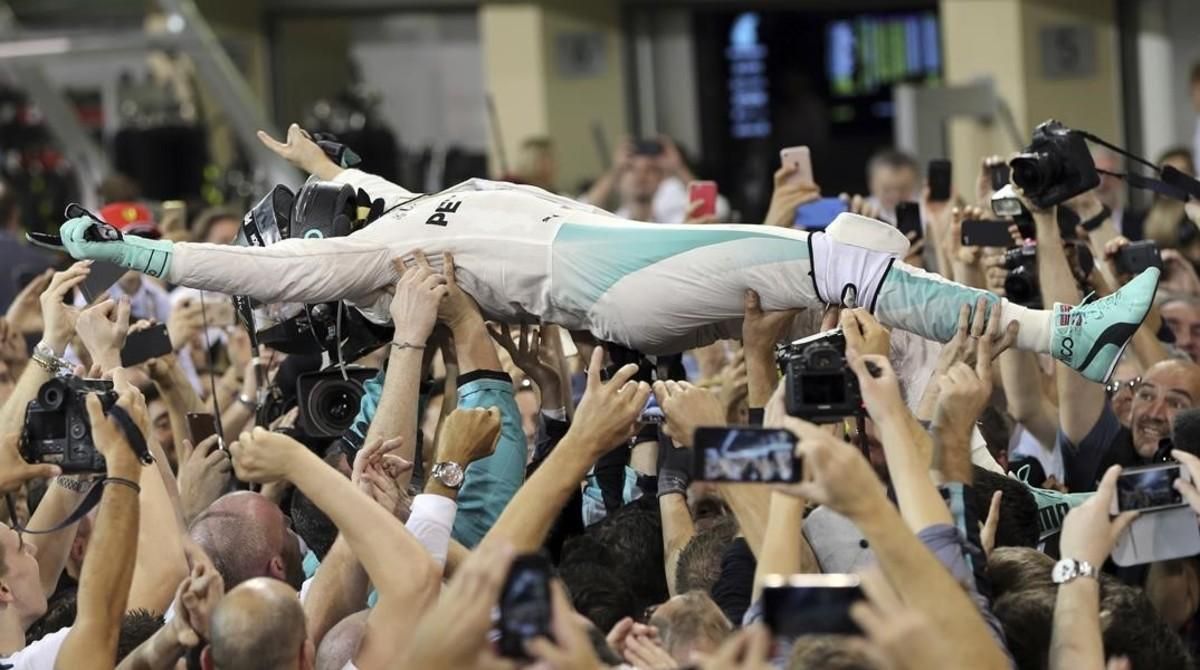 Nico Rosberg, manteado por su equipo de mecánicos. Nico Rosberg, manteado por su equipo de mecánicos.