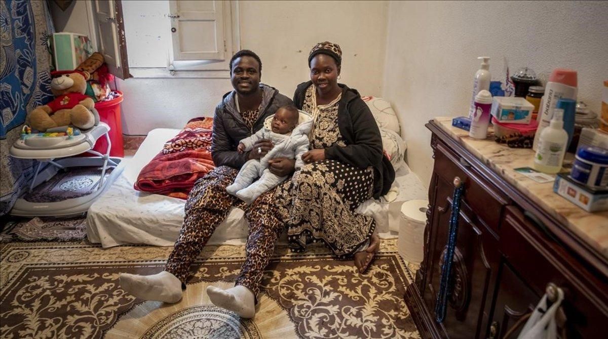 Gorgui Lamine, con su novia Gana y su hija Ndeye, en su habitación de Gandia, este miércoles. Gorgui Lamine, con su novia Gana y su hija Ndeye, en su habitación de Gandia, este miércoles.