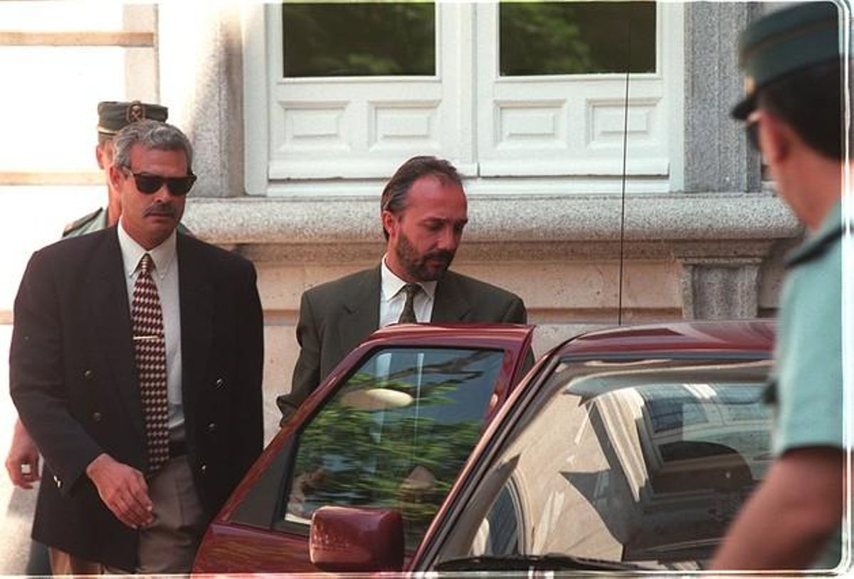 Michel Domínguez (centro), tras declarar en el Supremo, en el 2001. Michel Domínguez (centro), tras declarar en el Supremo, en el 2001.