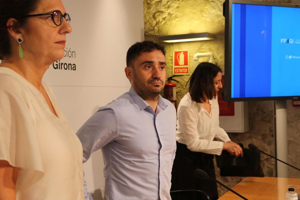 De izquierda a derecha, la directora de la Fundació Princesa de Girona, Mònica Margarit, el director Juan Antonio Bayona y la productora Belén Atienza, este viernes en Girona. De izquierda a derecha, la directora de la Fundació Princesa de Girona, Mònica Margarit, el director Juan Antonio Bayona y la productora Belén Atienza, este viernes en Girona.