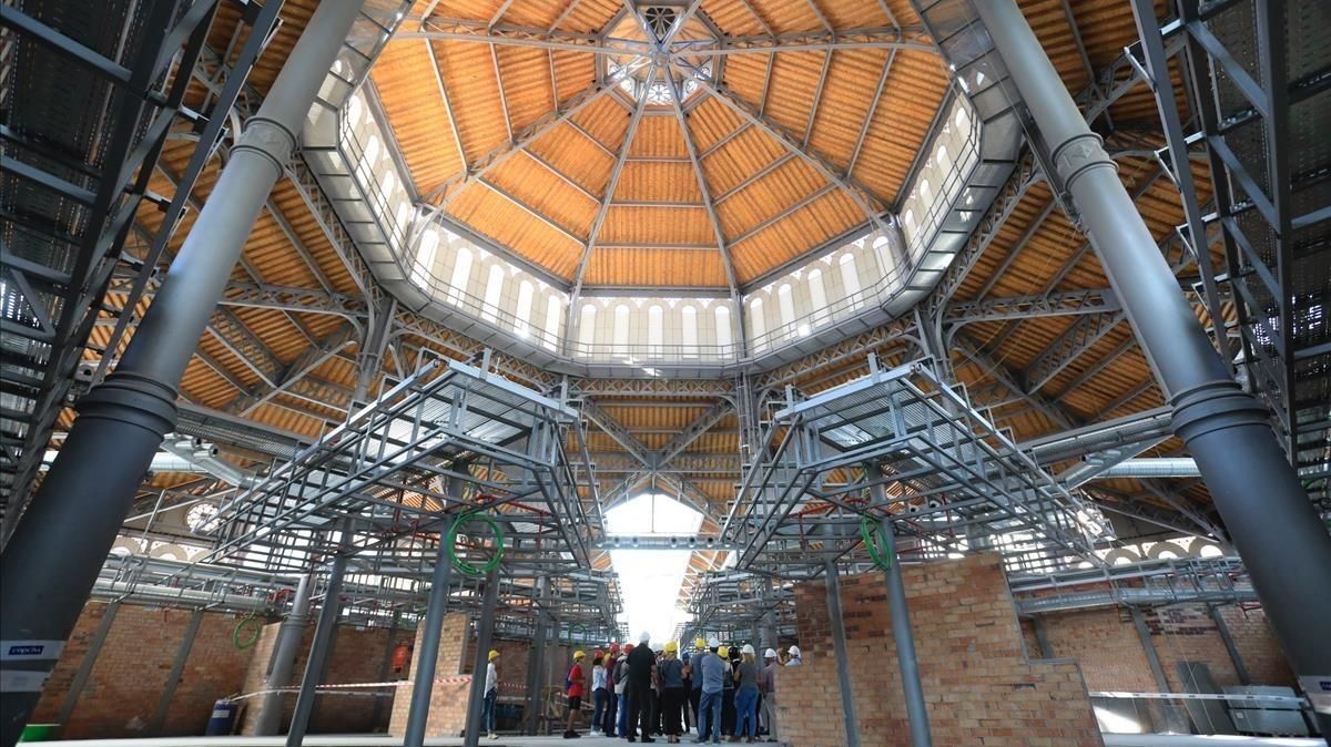 Interior del Mercat de Sant Antoni. Interior del Mercat de Sant Antoni.
