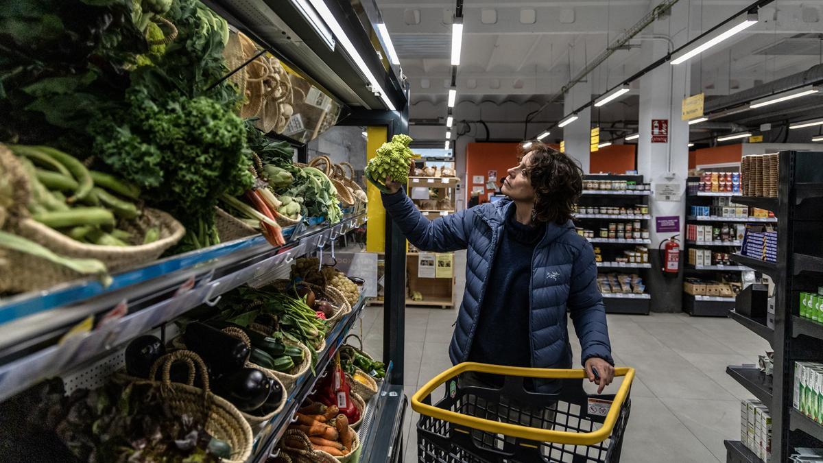 Una mujer compra en un supermercado de Barcelona.