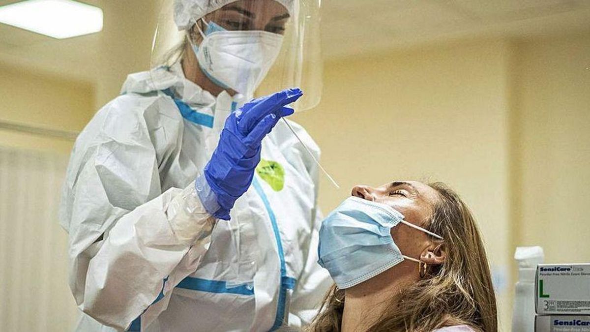 Una mujer se somete a una PCR Una mujer se somete a una PCR