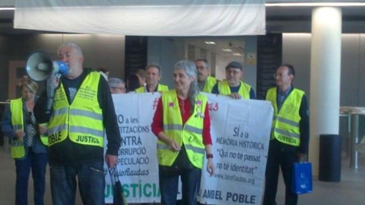 Algunos de los participantes en la protesta de este lunes. Algunos de los participantes en la protesta de este lunes.