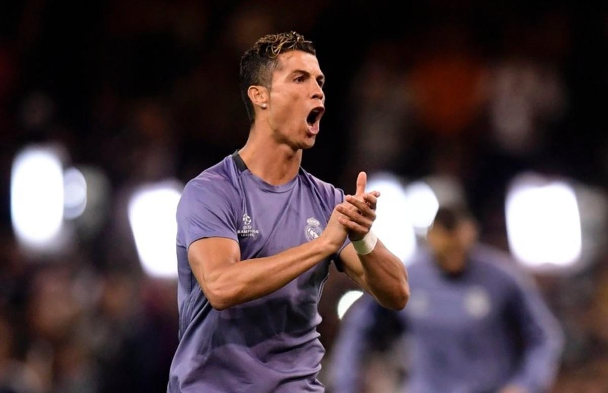 Cristiano Ronaldo arenga a sus compañeros durante el calentamiento del Madrid antes de la final de la Champions.