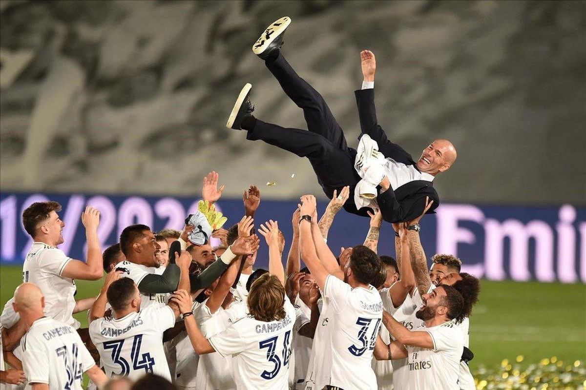 Los jugadores del Madrid mantean a Zidane después de asegurarse la Liga Los jugadores del Madrid mantean a Zidane después de asegurarse la Liga