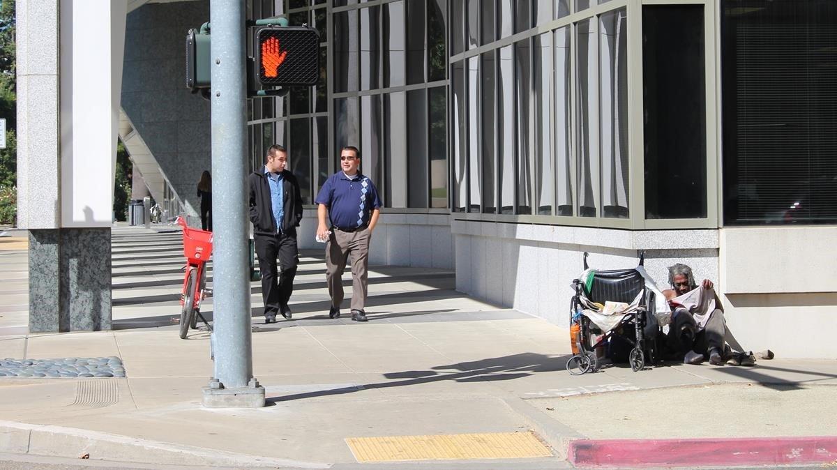 Un sintecho en una calle de Sacramento. Un sintecho en una calle de Sacramento.