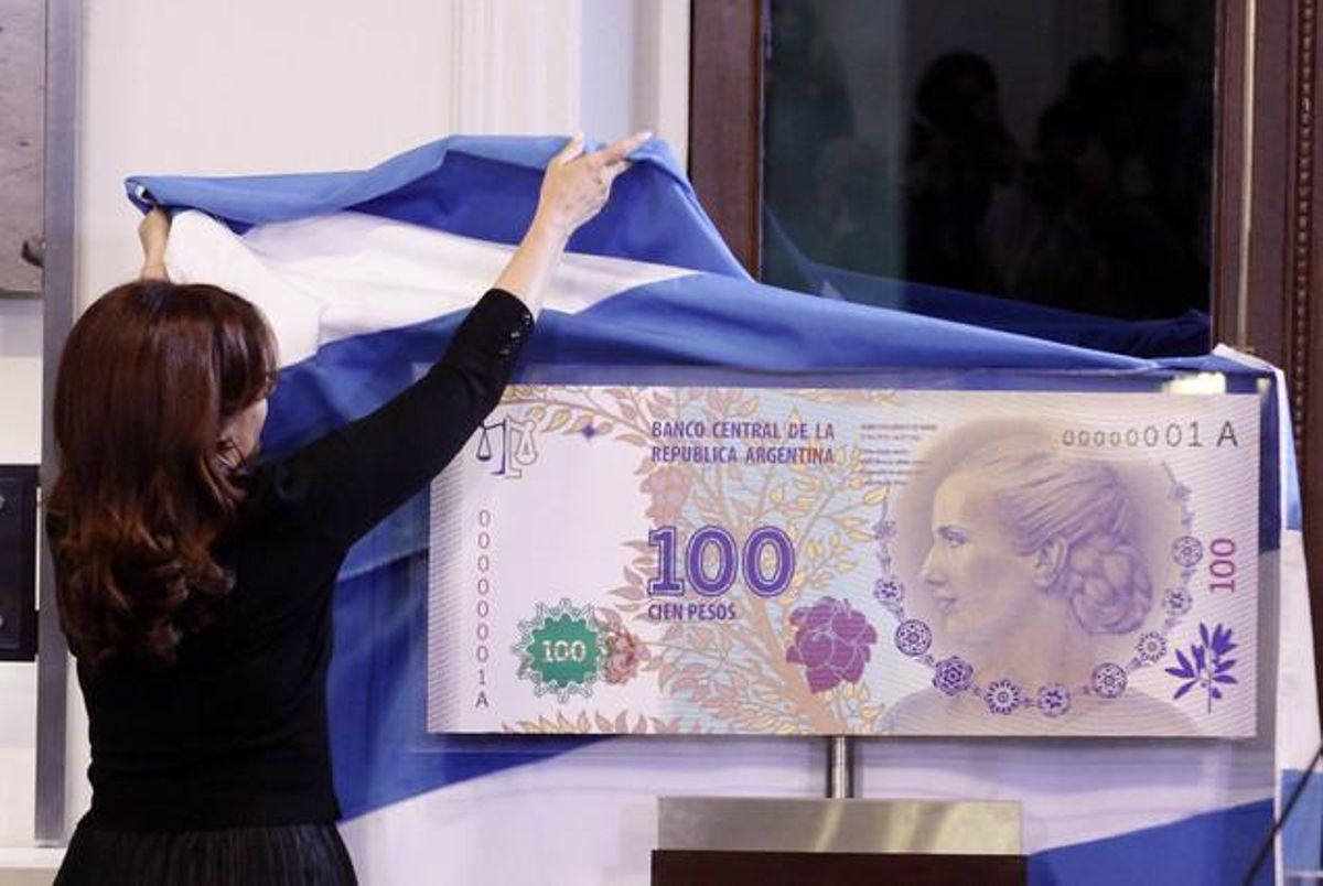 La presidenta Cristina Fernández de Kirchner descubre una imagen del nuevo billete de 100 pesos, con la imagen de Eva Duarte de Perón, en julio pasado. La presidenta Cristina Fernández de Kirchner descubre una imagen del nuevo billete de 100 pesos, con la imagen de Eva Duarte de Perón, en julio pasado.
