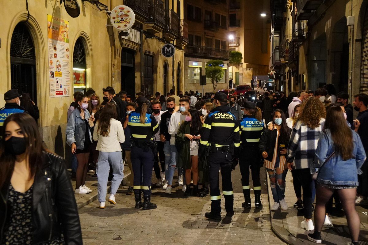 La Policía Municipal trata de desalojar calles de Salamanca, en la noche del 15 al 16 de mayo La Policía Municipal trata de desalojar calles de Salamanca, en la noche del 15 al 16 de mayo