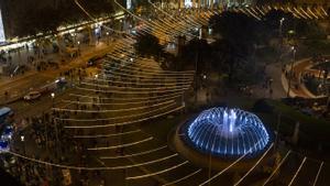 Luces de Navidad en la plaza Catalunya, estrenadas en 2021, diseño de Antoni Arola