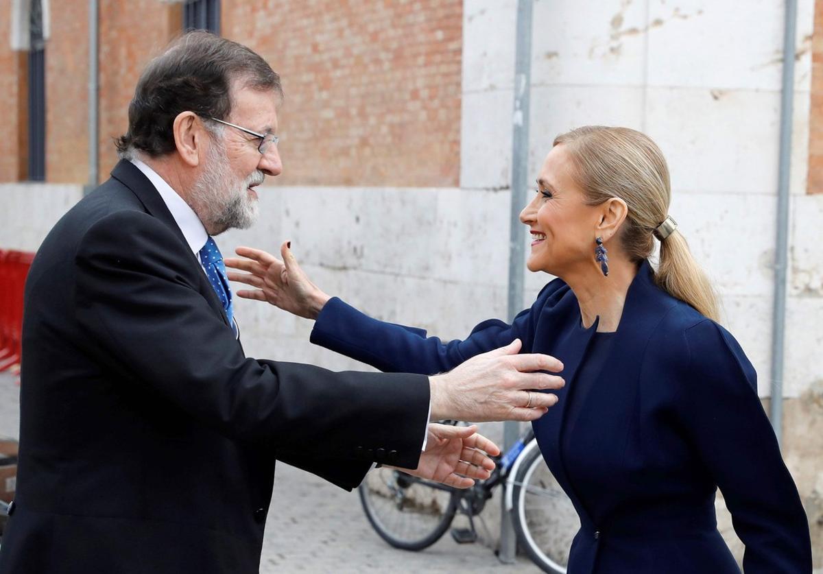 Mariano Rajoy y Cristina Cifuentes se saludan a la llegada al acto de entrega del Premio Cervantes, este lunes en Alcalá de Henares.