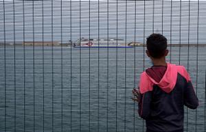 La llamada del niño Soufian a su padre en Marrackekh y los sueños de Mounir en el puerto de Ceuta. 