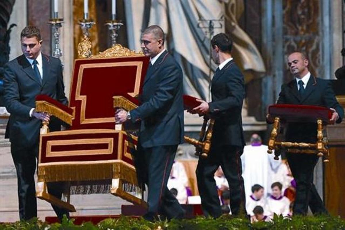Unos asistentes mueven la silla del Papa en la basílica de San Pedro, ayer. Unos asistentes mueven la silla del Papa en la basílica de San Pedro, ayer.