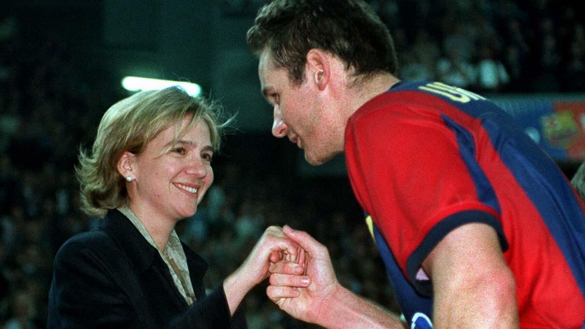 Urdangarin besa la mano de su esposa, la infanta Cristina, al término de un partido en el que el Barcelona se proclamó campeón de Europa de Balonmano, en abril de 1999.