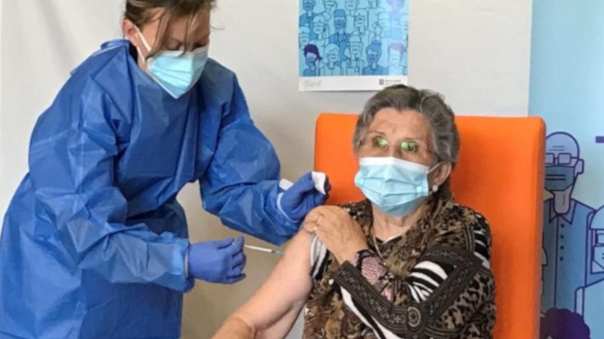 Leocadia, de la residencia Nostra Senyora de Ribera de la Pobla de Segur, recibiendo la segunda dosis de la vacuna. Leocadia, de la residencia Nostra Senyora de Ribera de la Pobla de Segur, recibiendo la segunda dosis de la vacuna.