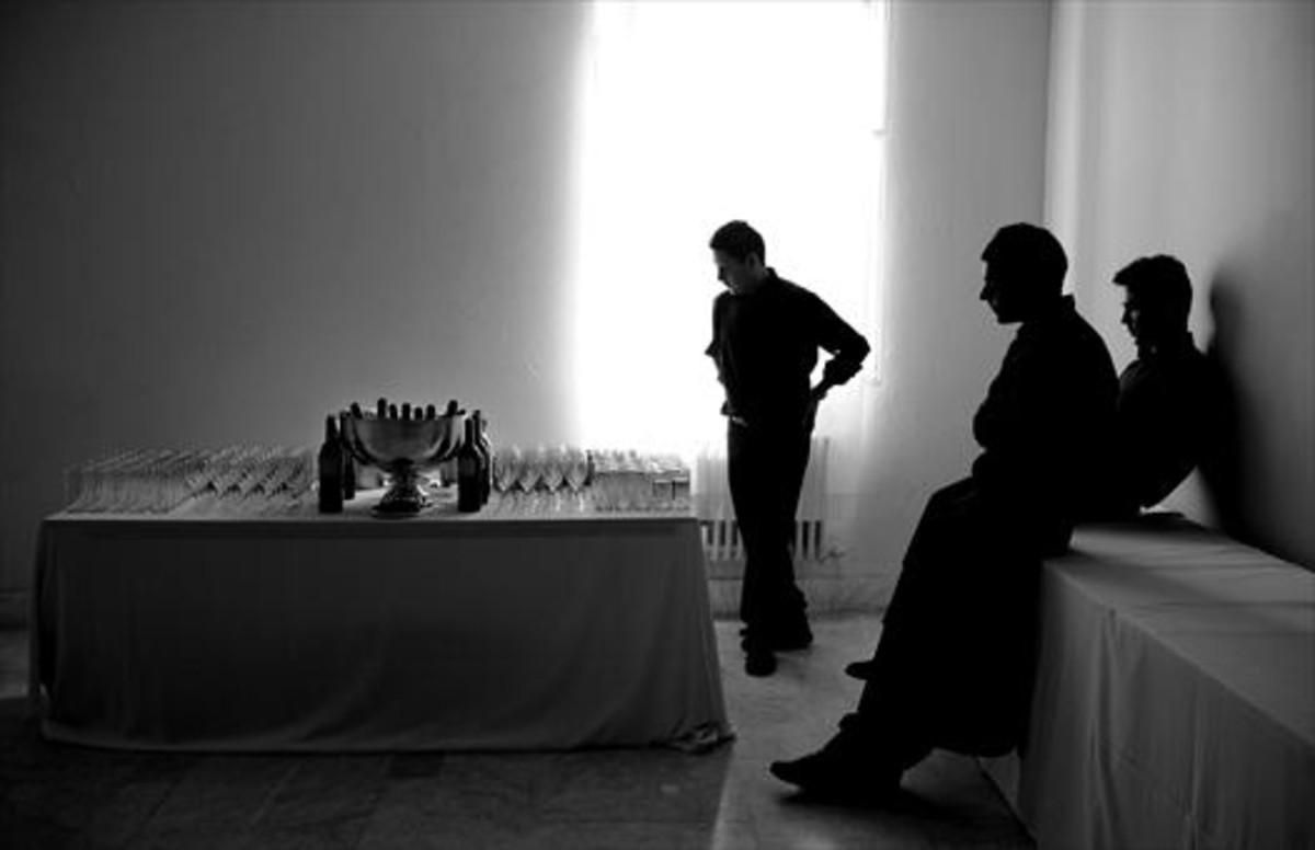 Camareros, antes de un evento. Camareros, antes de un evento.