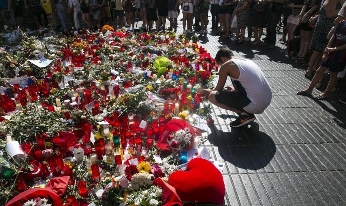 Ofrendas en la Rambla de Barcelona, tras el atentado del 17-A.