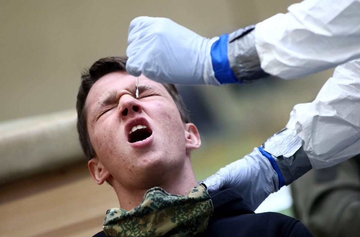 Un joven reacciona mientras le practican un test de antígenos en Austria. Un joven reacciona mientras le practican un test de antígenos en Austria.