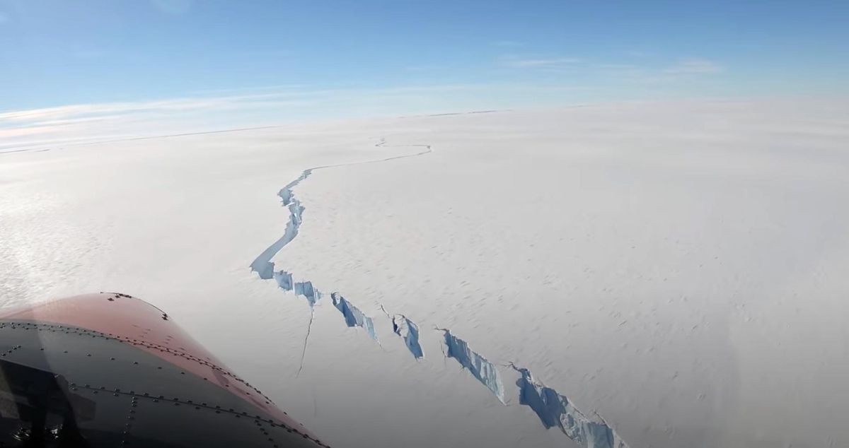 Un enorme iceberg se desprende en la Antártida cerca de una estación británica. Un enorme iceberg se desprende en la Antártida cerca de una estación británica.