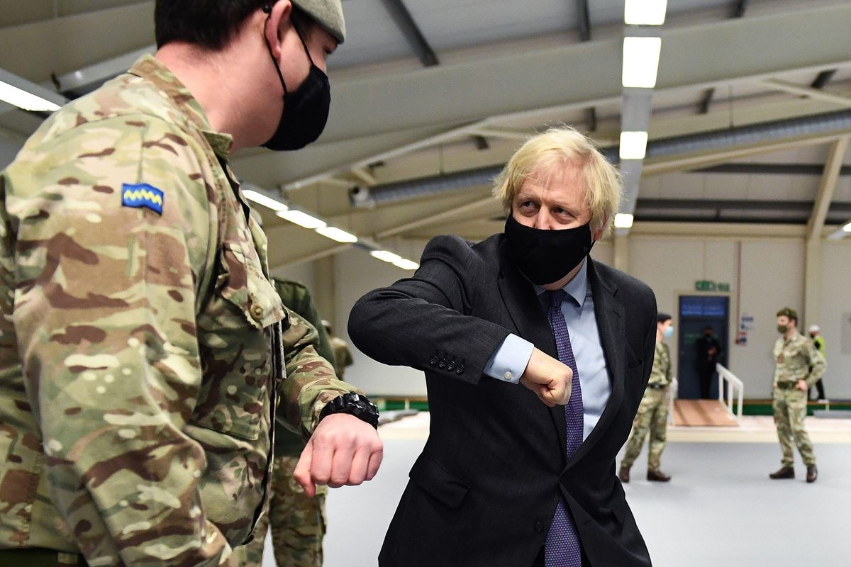 El primer ministro británico, Boris Johnson, saluda a un militar en un centro de vacunación abierto en la ciudad escocesa de Glasgow. El primer ministro británico, Boris Johnson, saluda a un militar en un centro de vacunación abierto en la ciudad escocesa de Glasgow.