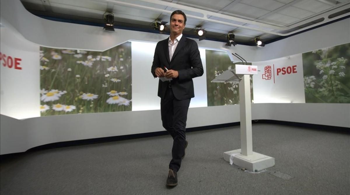 Pedro Sánchez, al final de su rueda de prensa en la sede del PSOE en Madrid. Pedro Sánchez, al final de su rueda de prensa en la sede del PSOE en Madrid.