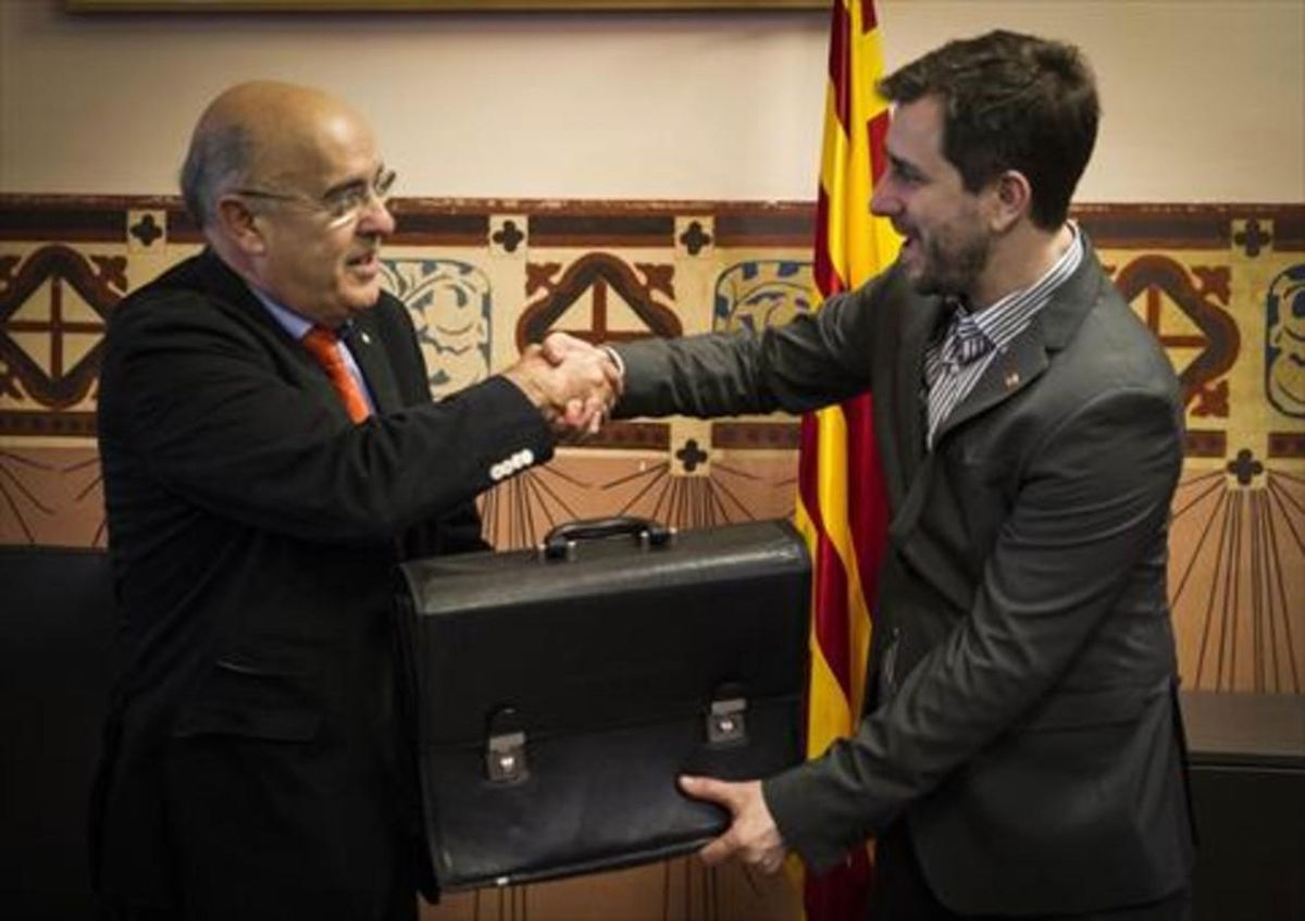 Traspaso de cartera 8Boi Ruiz (izquierda) cede la Conselleria de Salut a su sucesor en el cargo, Antoni Comín, en enero de este año. Traspaso de cartera 8Boi Ruiz (izquierda) cede la Conselleria de Salut a su sucesor en el cargo, Antoni Comín, en enero de este año.