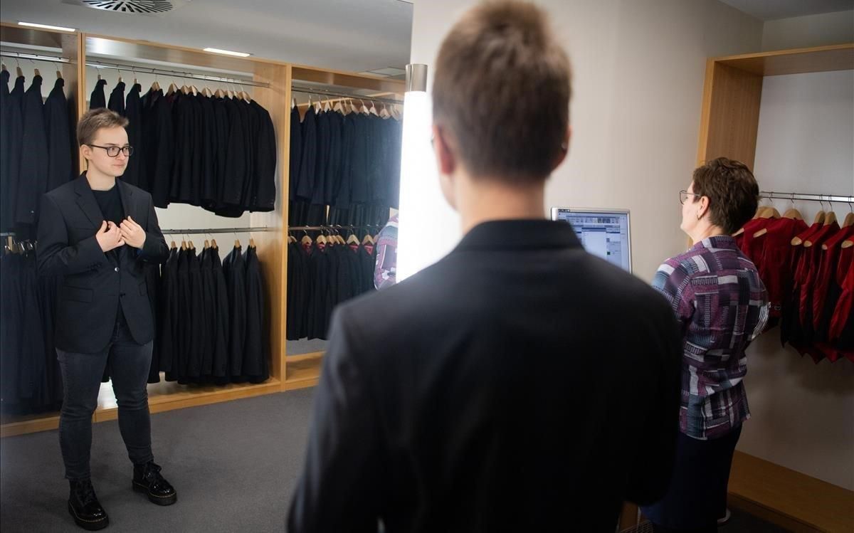 Sophie Grau se prueba el traje de hombre que deberá vestir para el baile de debutantes de la Ópera de Viena. Sophie Grau se prueba el traje de hombre que deberá vestir para el baile de debutantes de la Ópera de Viena.