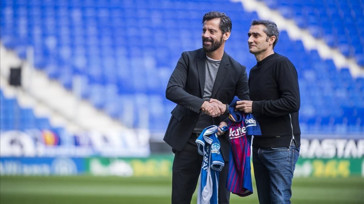 Quique Sánchez Flores y Ernesto Valverde, en el estadio de Cornellà-El Prat antes del derbi de Liga. Quique Sánchez Flores y Ernesto Valverde, en el estadio de Cornellà-El Prat antes del derbi de Liga.