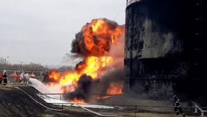 Los bomberos trabajan en la extinción del fuego en un almacén de petróleo en la ciudad rusa de Belgorod.