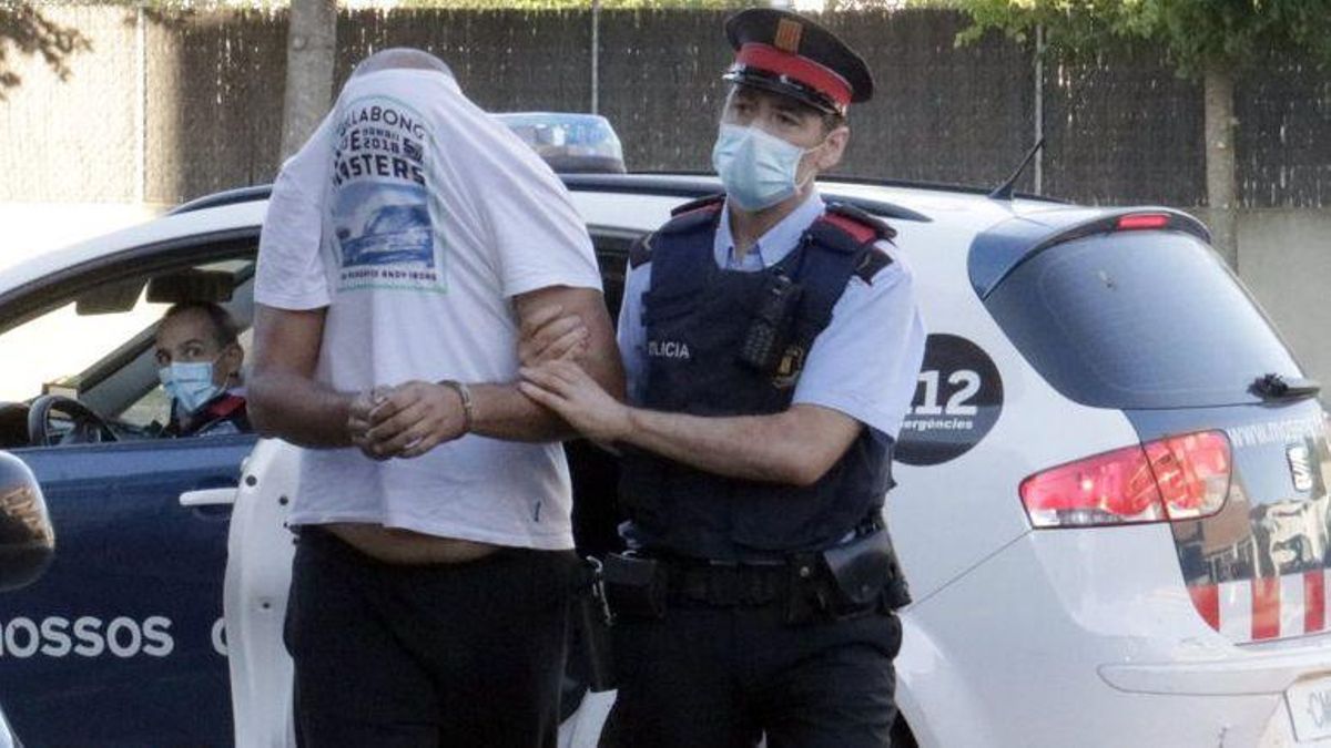 Així van agafar els mossos els tres agents acusats de traficar amb marihuana Així van agafar els mossos els tres agents acusats de traficar amb marihuana