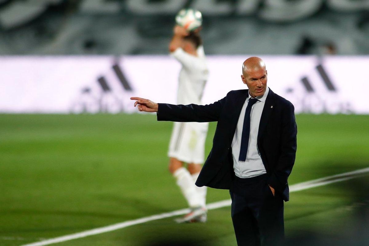 Zidane da órdenes desde el banquillo en el último partido del Madrid. Zidane da órdenes desde el banquillo en el último partido del Madrid.