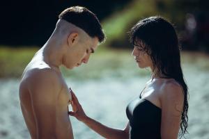Jorge López y Nerea Barros son Nando y Gema en ’Operación Marea Negra’.