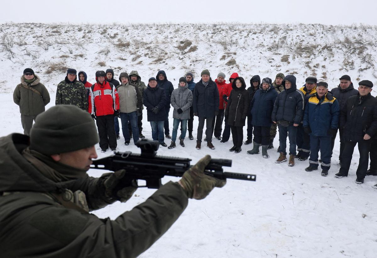 Ucrania entrena a sus funcionarios para disparar en campos de entrenamiento en la ciudad de Lviv.