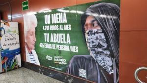 El cartel de Vox contra los menas en el metro de Madrid, durante la campaña para las autonómicas.