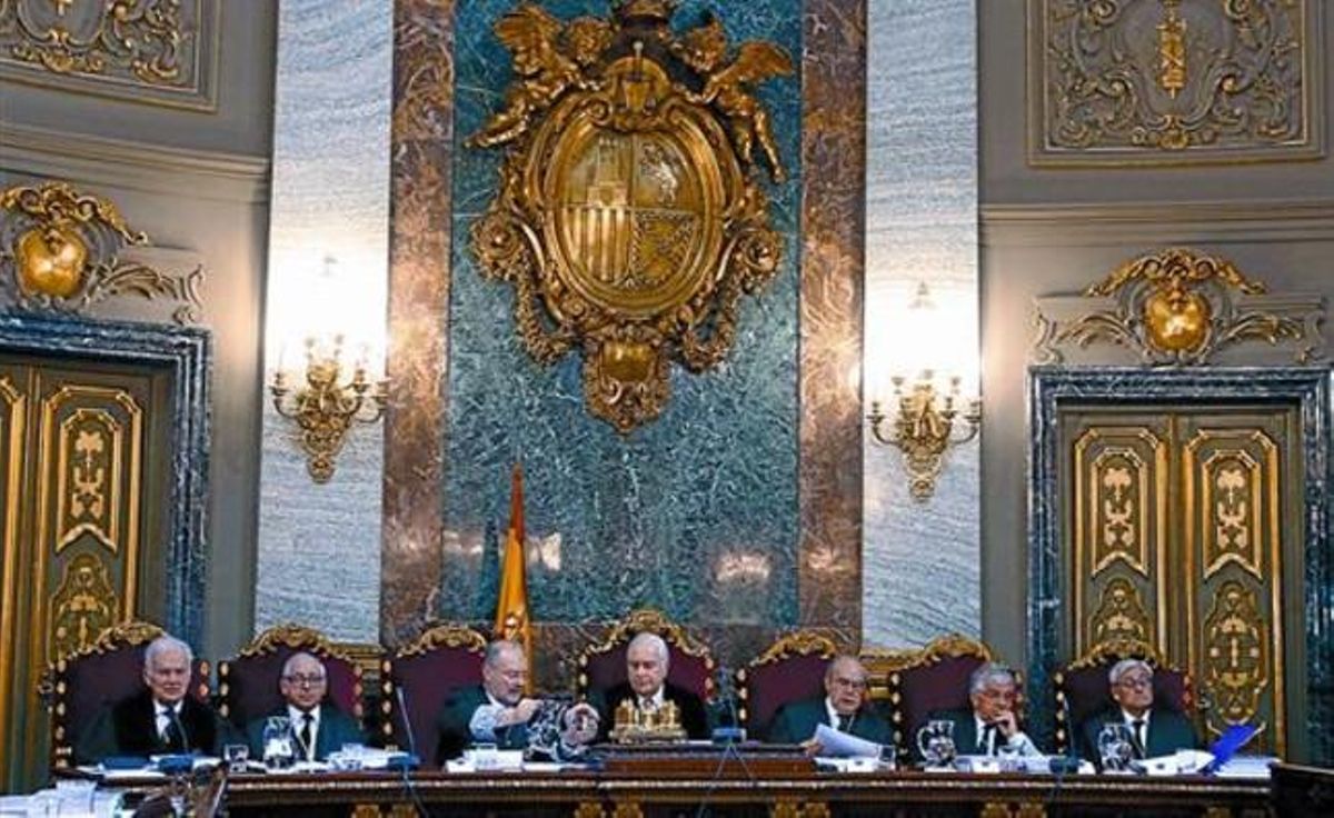 Siete de los miembros de la Sala Especial del Artículo 61 del Tribunal Supremo, presidida por Carlos Dívar (centro), el lunes pasado. Siete de los miembros de la Sala Especial del Artículo 61 del Tribunal Supremo, presidida por Carlos Dívar (centro), el lunes pasado.