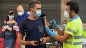 Un enfermero pone la vacuna Pfizer a un hombre, este viernes, en el Estadio Nueva Condomina de Murcia.