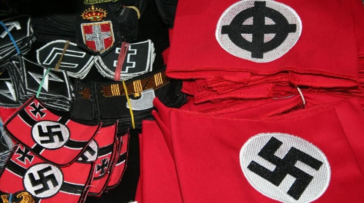 Símbolos nazis y fascistas a la venta. Símbolos nazis y fascistas a la venta.